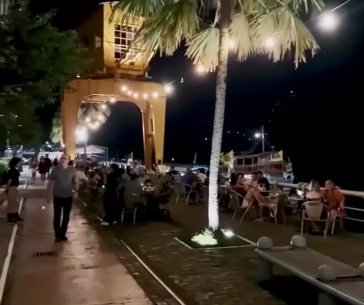 O boulevard iluminado à noite