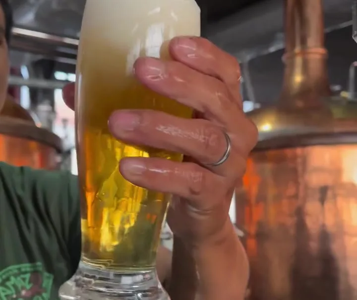 Chope tirado na hora, ao lado das tinas de cobre