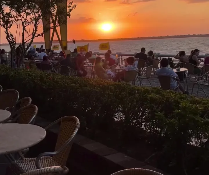 Pôr do sol na varanda, de frente para a baía